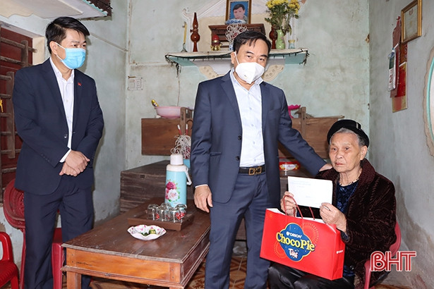 Cẩm Xuyên tặng 158 suất quà cho mẹ Việt Nam anh hùng, mẹ liệt sỹ, gia đình chính sách