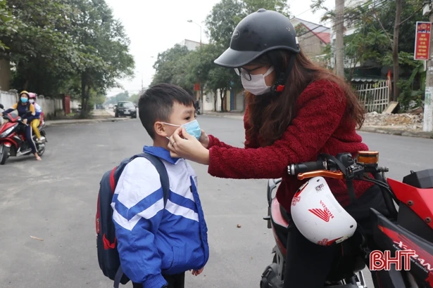 Siết chặt phòng dịch khi đón học sinh trở lại trường ở TP Hà Tĩnh và Thạch Hà