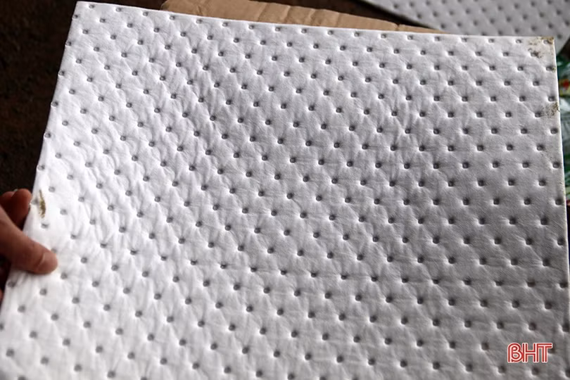 Các lực lượng phối hợp xử lý sự cố tràn dầu tại khu vực bờ biển xã Kỳ Lợi