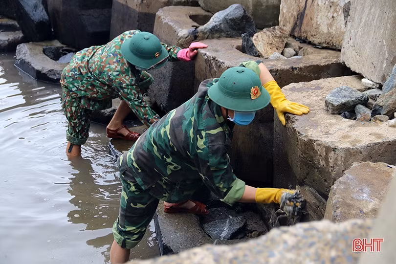 Các lực lượng phối hợp xử lý sự cố tràn dầu tại khu vực bờ biển xã Kỳ Lợi