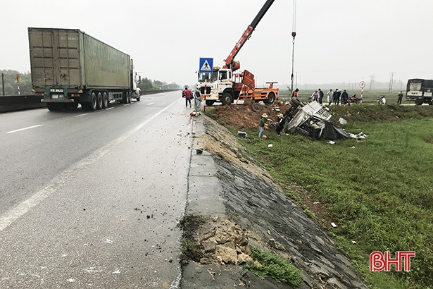 Cẩm Xuyên: Xe tải đâm gãy 3 cột mốc rồi lật bên đường