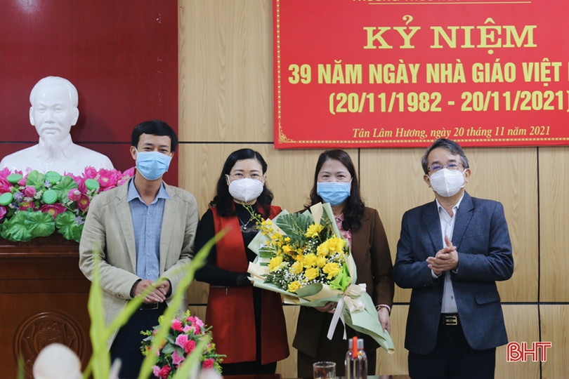 Chủ nhiệm UBKT Tỉnh ủy tặng quà các hộ nghèo, cận nghèo tại Thạch Hà