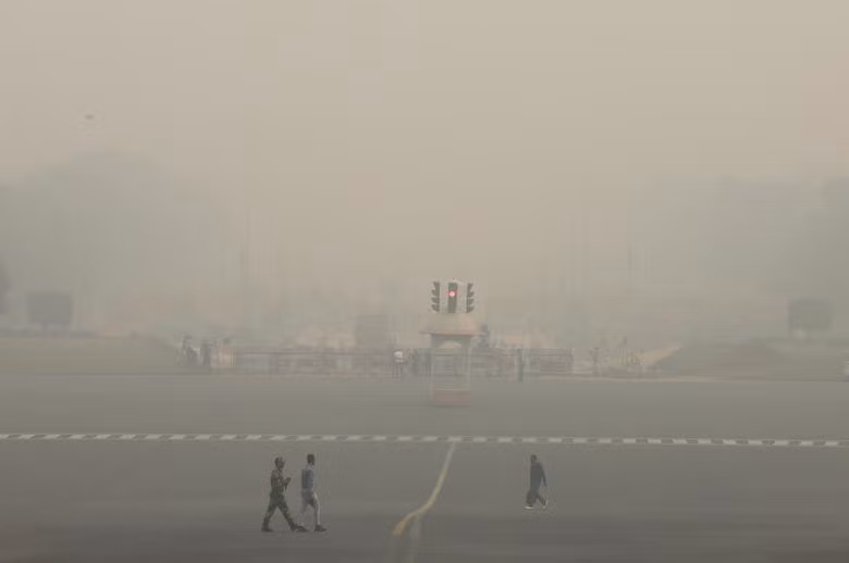 Bầu không khí thủ đô Ấn Độ chuyển màu xám xịt do ô nhiễm