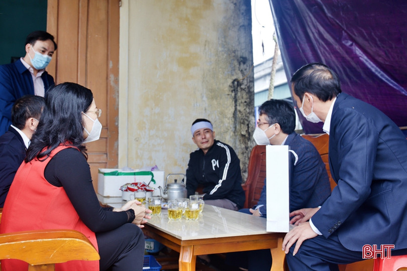 Chủ nhiệm UBKT Tỉnh ủy tặng quà các hộ nghèo, cận nghèo tại Thạch Hà