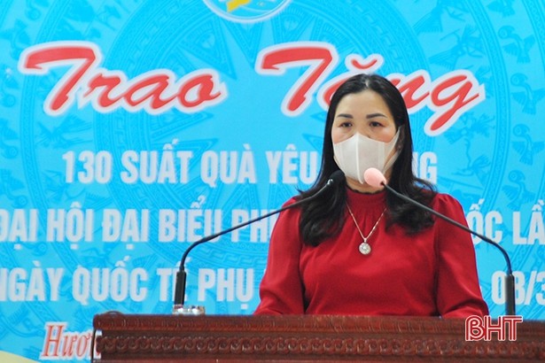 130 suất quà đến với phụ nữ, trẻ em gặp khó khăn ở Hương Khê