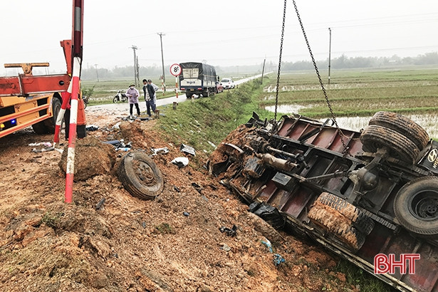 Cẩm Xuyên: Xe tải đâm gãy 3 cột mốc rồi lật bên đường