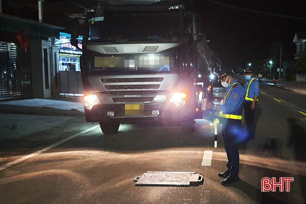 Can Lộc: Xử phạt nhiều phương tiện vận tải cơi nới thành thùng, quá tải ảnh 8 Can Lộc: Xử phạt nhiều phương tiện vận tải cơi nới thành thùng, quá tải