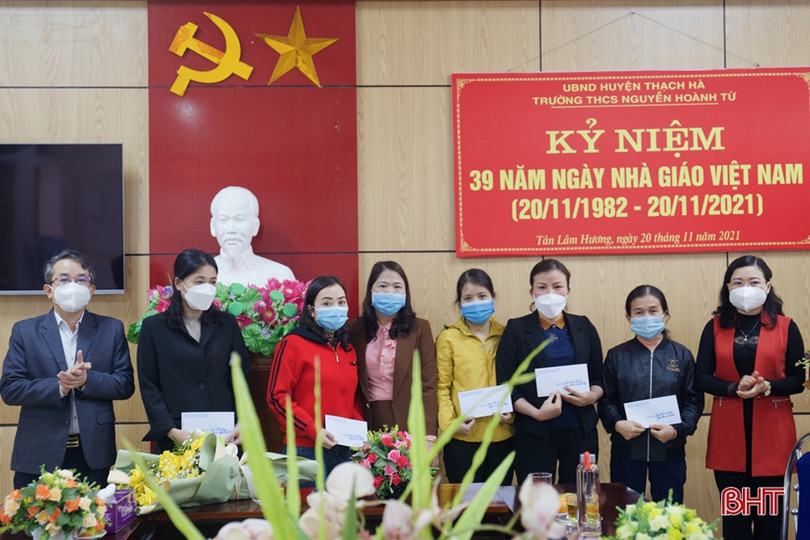 Chủ nhiệm UBKT Tỉnh ủy tặng quà các hộ nghèo, cận nghèo tại Thạch Hà