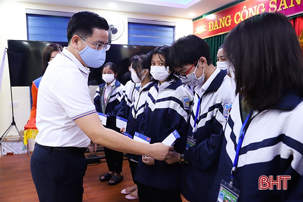 Trao 60 suất học bổng cho các em hoàn cảnh khó khăn vươn lên học giỏi