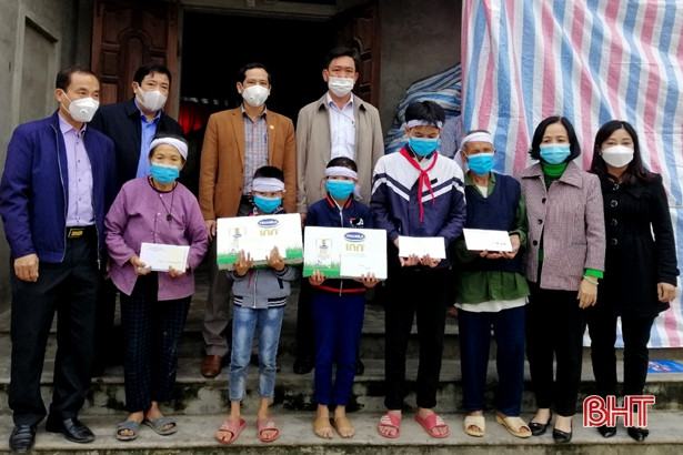 Thăm hỏi, tặng quà cho 4 chị em ở Can Lộc có mẹ vừa mất, cha bỏ đi biệt xứ