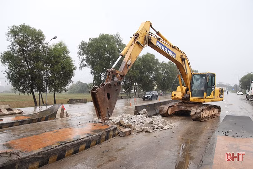 Chính thức tháo dỡ trạm thu phí cầu Rác ở Hà Tĩnh