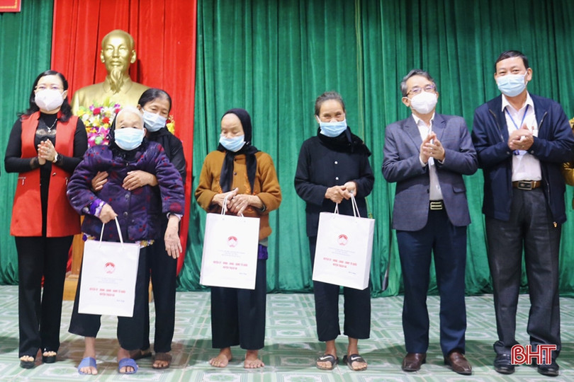 Chủ nhiệm UBKT Tỉnh ủy tặng quà các hộ nghèo, cận nghèo tại Thạch Hà