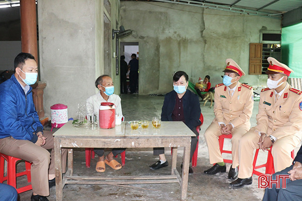 Thăm hỏi, động viên người thân nạn nhân tai nạn giao thông ở các địa phương Hà Tĩnh