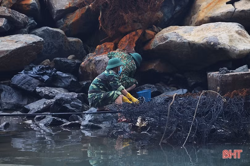 Các lực lượng phối hợp xử lý sự cố tràn dầu tại khu vực bờ biển xã Kỳ Lợi