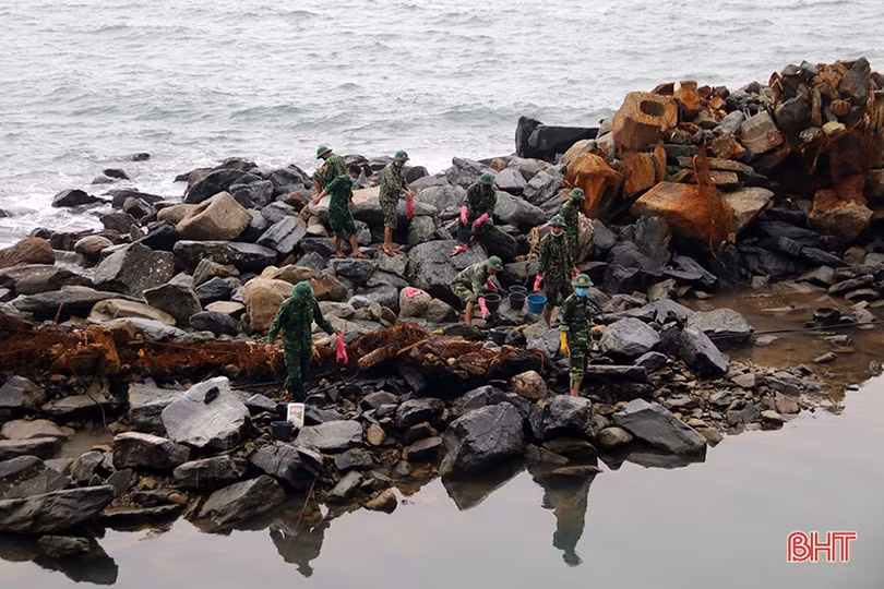 Các lực lượng phối hợp xử lý sự cố tràn dầu tại khu vực bờ biển xã Kỳ Lợi