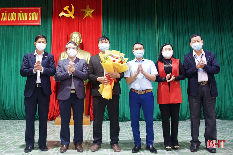 Chủ nhiệm UBKT Tỉnh ủy tặng quà các hộ nghèo, cận nghèo tại Thạch Hà