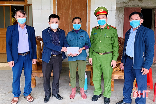 Ban ATGT tỉnh thăm hỏi gia đình nạn nhân tai nạn giao thông ở Cẩm Xuyên