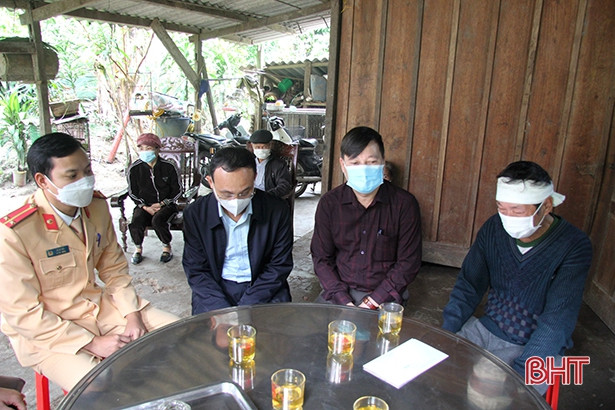 Thăm hỏi gia đình các nạn nhân tai nạn giao thông ở Đức Thọ, Hương Sơn