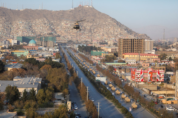 Taliban diễu binh với xe bọc thép Mỹ và trực thăng Nga
