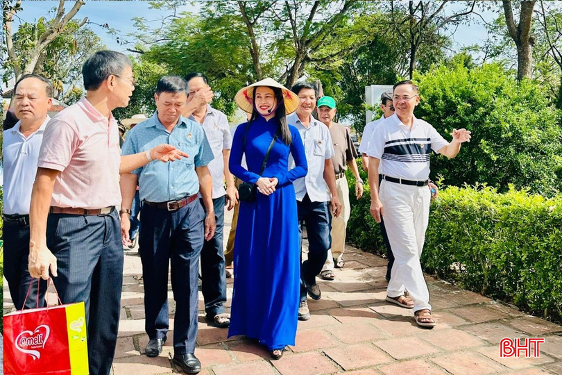 Du khách hiểu thêm về kiệt tác Truyện Kiều và tài năng của Đại thi hào Nguyễn Du qua lời kể của chị Nguyễn Thị Hồng Lĩnh. bqbht_br_web-podcast-cms-bht-2.jpg