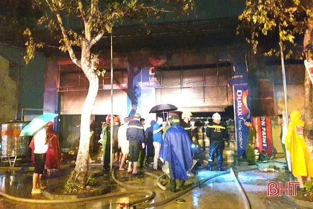 Cháy kho sơn ở thành phố Hà Tĩnh trong đêm