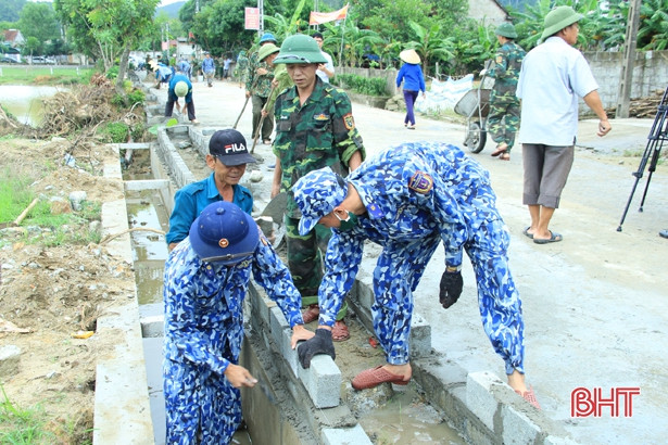 Lực lượng vũ trang Hà Tĩnh giúp dân xây dựng nông thôn mới
