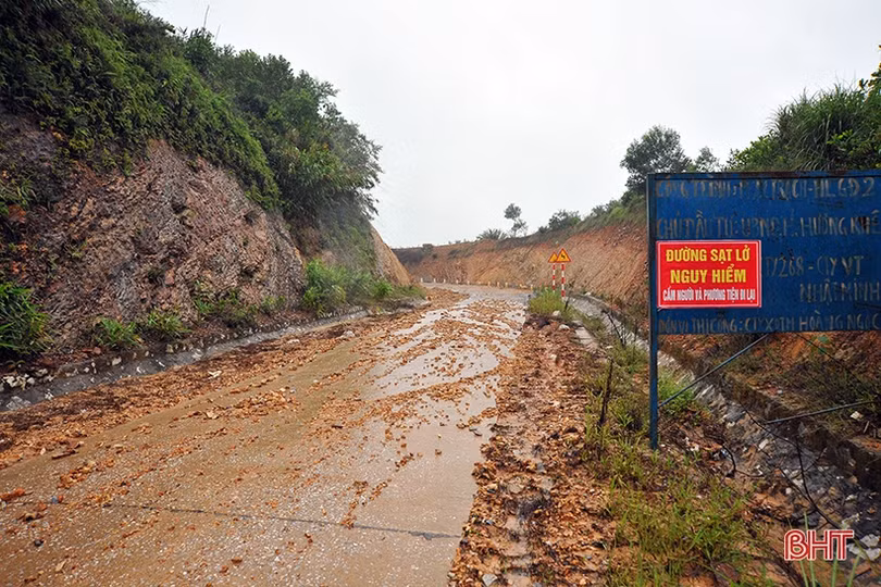 Ảnh hưởng mưa lũ, đường Phúc Trạch – Hương Liên sạt lở nghiêm trọng