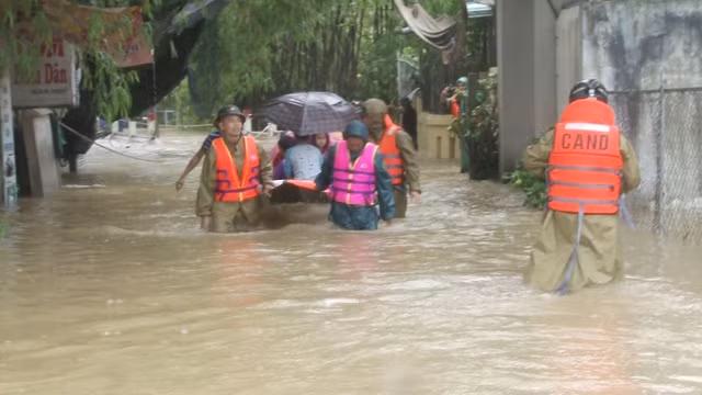 Nước sông Hương gần tràn bờ, TP Huế ngập mênh mông