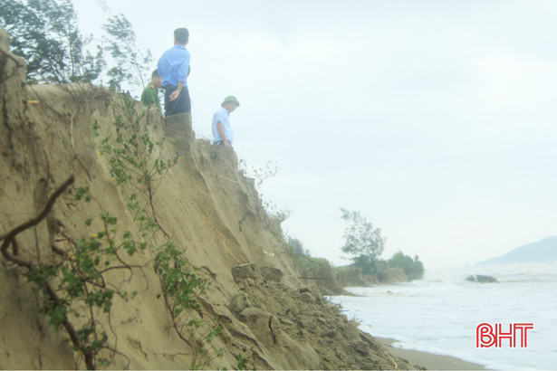 Mưa lớn gây sạt lở, uy hiếp đê biển Nghi Xuân