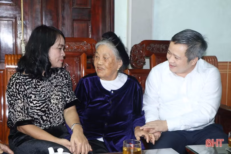 Lãnh đạo Hà Tĩnh thăm hỏi, tặng quà Mẹ Việt Nam anh hùng và Anh hùng LLVT Nhân dân