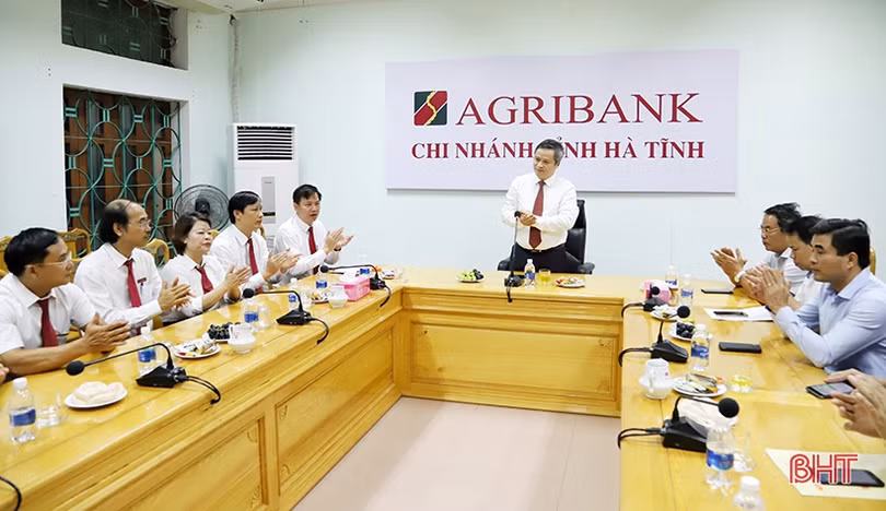 Chủ tịch UBND tỉnh Hà Tĩnh chúc mừng các doanh nghiệp nhân ngày Doanh nhân Việt Nam