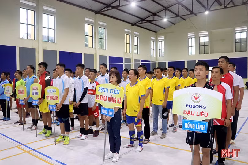 Khởi tranh Giải Bóng chuyền nam thị xã Hồng Lĩnh