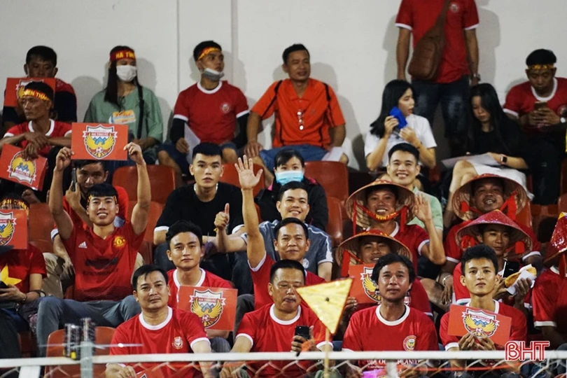 Hồng Lĩnh Hà Tĩnh thi đấu nỗ lực vẫn mất điểm trên sân Thống Nhất