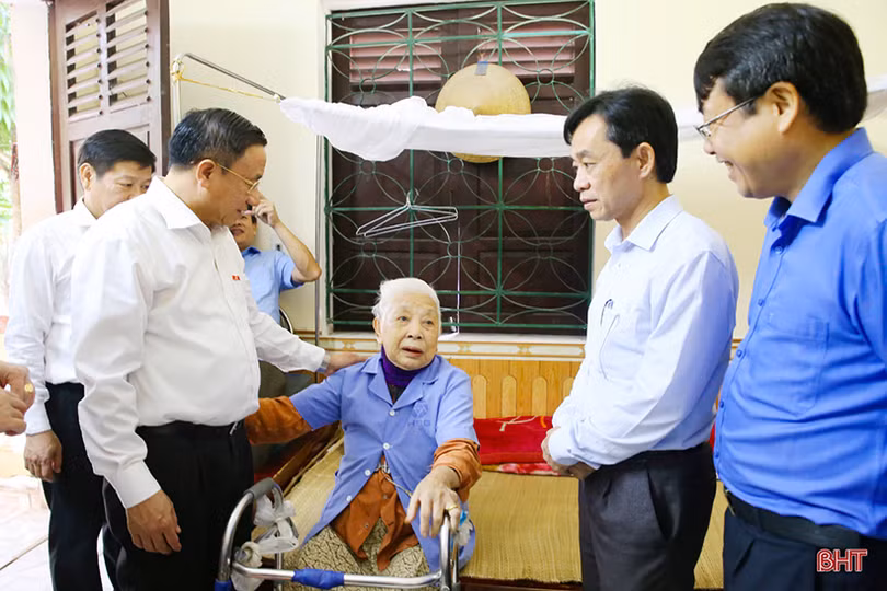 Lãnh đạo Hà Tĩnh thăm hỏi, tặng quà Mẹ Việt Nam anh hùng và Anh hùng LLVT Nhân dân