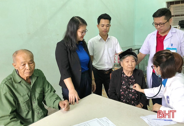 Tuổi trẻ Hà Tĩnh tổ chức khám, cấp thuốc miễn phí cho người dân Kỳ Anh, TP Hà Tĩnh