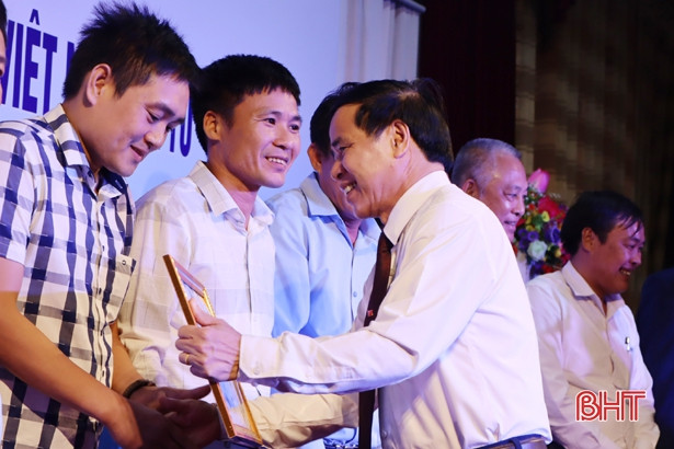 Các địa phương Hà Tĩnh tôn vinh doanh nghiệp, hợp tác xã tiêu biểu