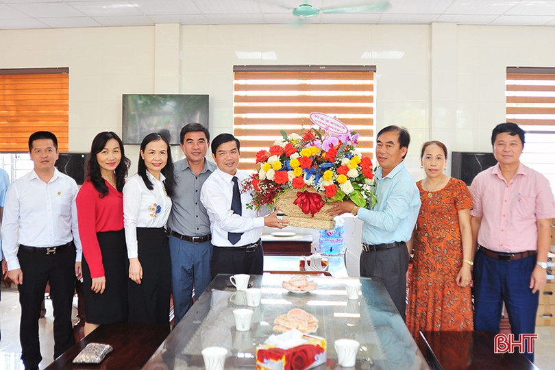 Lãnh đạo Hà Tĩnh chúc mừng các doanh nghiệp nhân ngày Doanh nhân Việt Nam