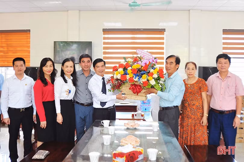 Lãnh đạo Hà Tĩnh chúc mừng các doanh nghiệp nhân ngày Doanh nhân Việt Nam