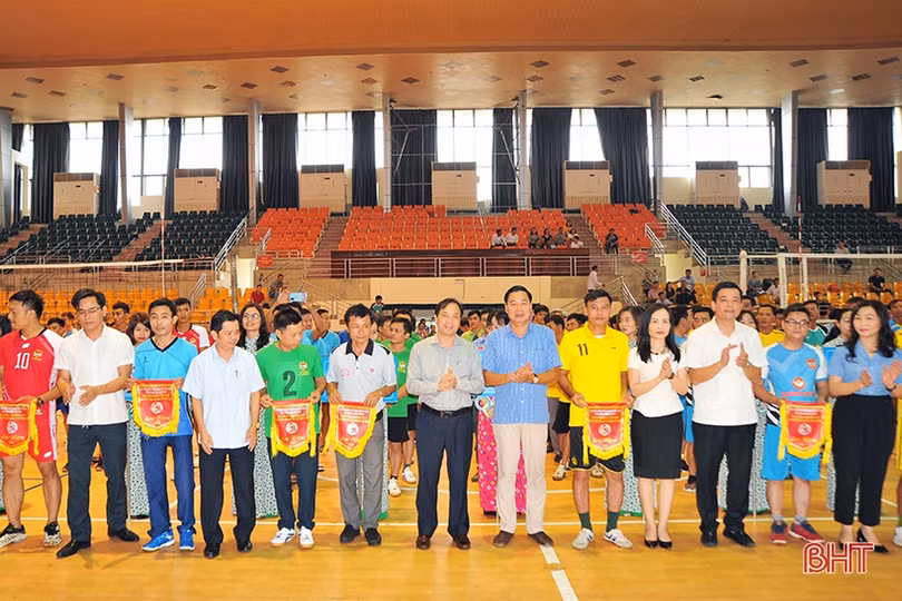 Khởi tranh giải bóng chuyền nam cán bộ Hội Nông dân Hà Tĩnh