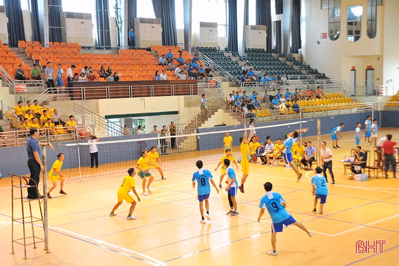 Khởi tranh giải bóng chuyền nam cán bộ Hội Nông dân Hà Tĩnh