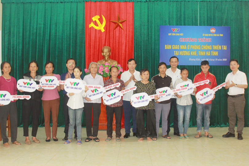 Bàn giao nhà chống thiên tai cho người nghèo Hà Tĩnh