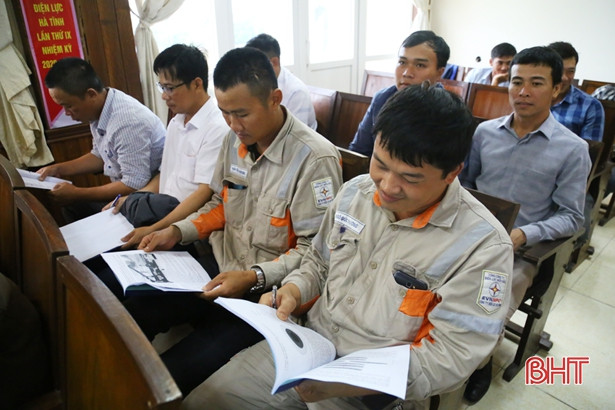 Giúp công nhân ngành điện an toàn khi lên lưới