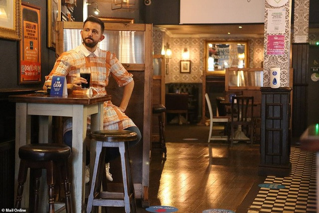 Mặc “hàng hiệu” xuống phố cũng chẳng... sung sướng gì