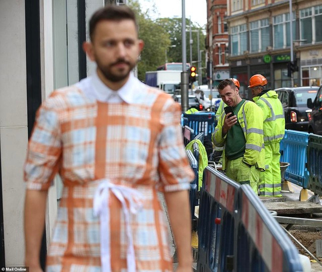 Mặc “hàng hiệu” xuống phố cũng chẳng... sung sướng gì