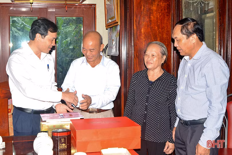 Lãnh đạo Hà Tĩnh thăm hỏi, tặng quà Mẹ Việt Nam anh hùng và Anh hùng LLVT Nhân dân
