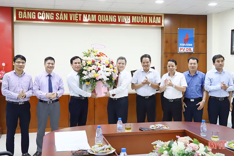 Chủ tịch UBND tỉnh Hà Tĩnh chúc mừng các doanh nghiệp nhân ngày Doanh nhân Việt Nam