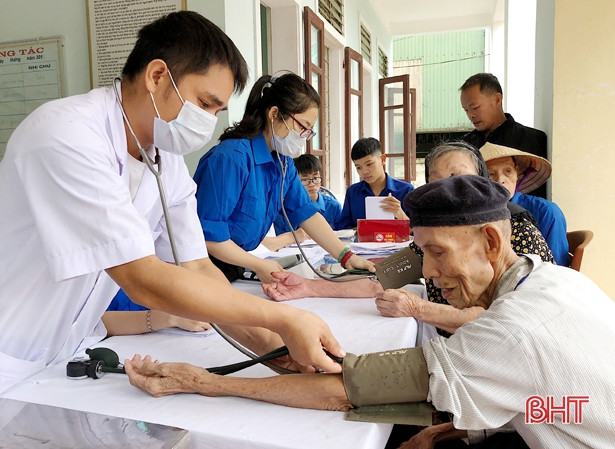 Tuổi trẻ Hà Tĩnh tổ chức khám, cấp thuốc miễn phí cho người dân Kỳ Anh, TP Hà Tĩnh