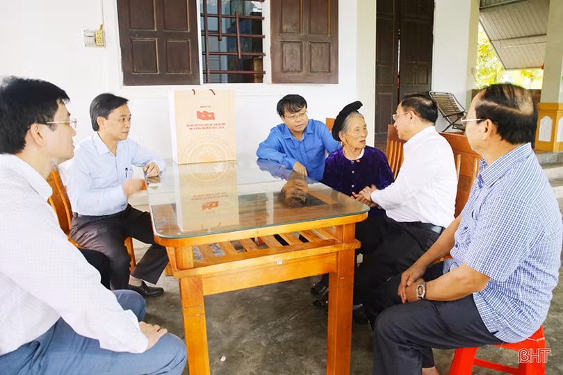 Lãnh đạo Hà Tĩnh thăm hỏi, tặng quà Mẹ Việt Nam anh hùng và Anh hùng LLVT Nhân dân