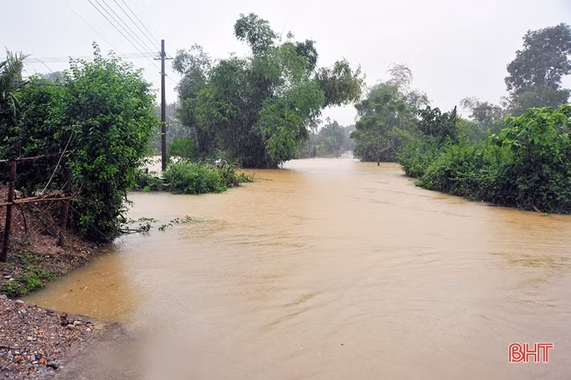 Nước sông Ngàn Sâu lên mức báo động, 5 xã ở Hương Khê bị cô lập