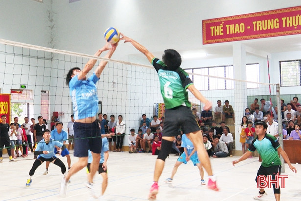 12 đội bóng tranh tài tại Giải Bóng chuyền nam doanh nhân huyện Đức Thọ 
